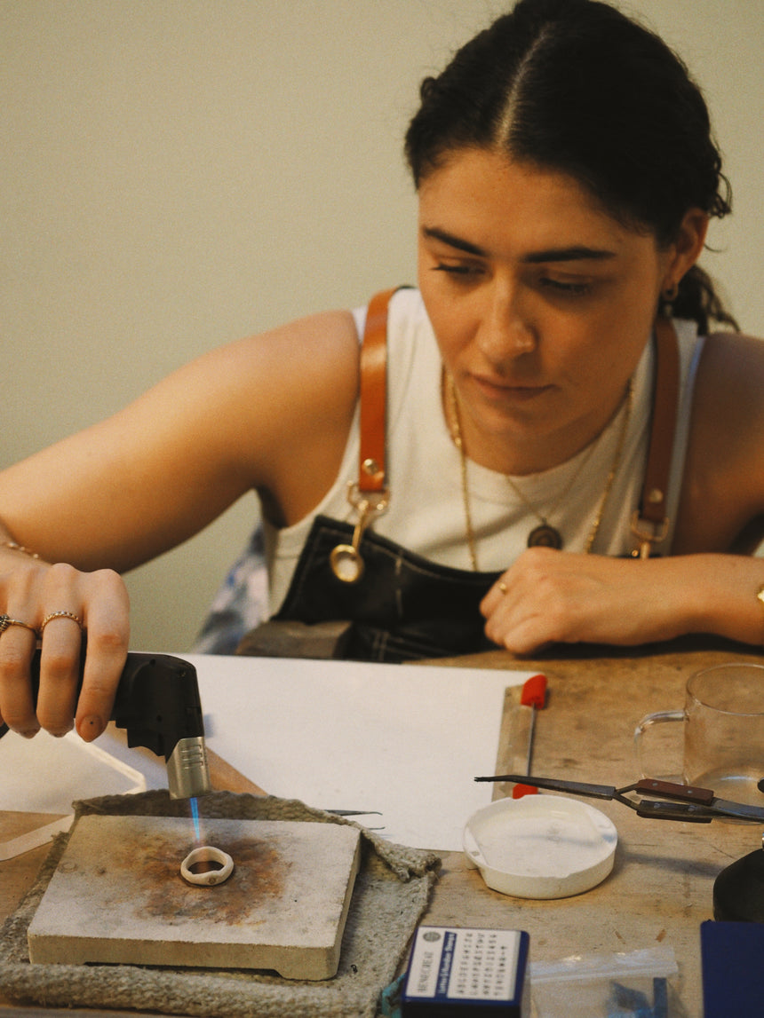 vrouw in zilverklei workshop